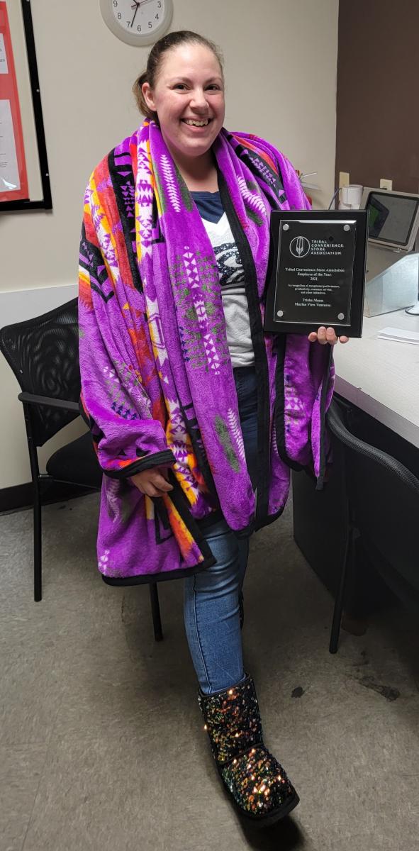 Trisha Munn holding her plaque and TCSA blanket.
